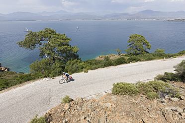 Türkei, Halbinsel Oyuktepe, Mittlere erwachsene Frau fährt Fahrrad - DSF000378