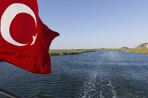 Türkei, Dalyan Delta, Ansicht der türkischen Flagge - DSF000347
