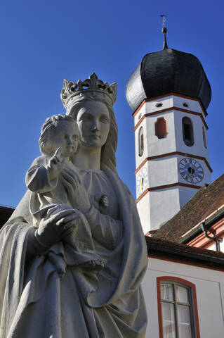 Deutschland, Beuerberg, Statue der Jungfrau Maria mit Jesuskind vor dem Kloster, lizenzfreies Stockfoto