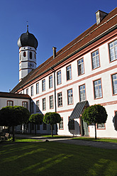 Deutschland, Blick auf das historische Kloster Beuerberg - ESF000146