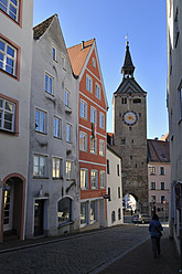 Deutschland, Frau geht durch enge Gasse in der Altstadt von Landsberg am Lech - ESF000151