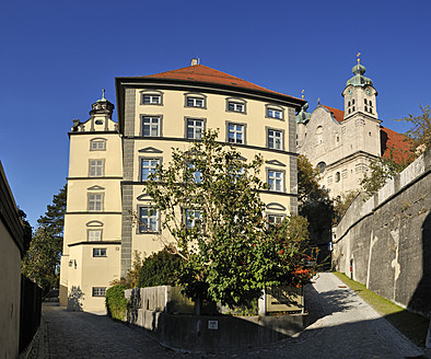 Deutschland, Landsberg am Lech, Blick auf Neues Stadtmuseum und Heilig Kreuz Kirche - ESF000153