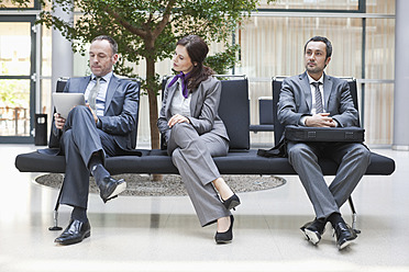 Germany, Leipzig, Business people sitting on bench - WESTF018581