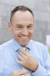 Germany, Leipzig, Businessman smiling, portrait - WESTF018596