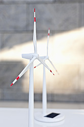 Deutschland, Leipzig, Windkraftmodell auf dem Schreibtisch - WESTF018632