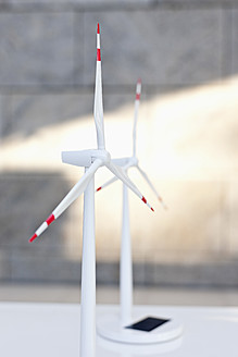 Deutschland, Leipzig, Windkraftmodell auf dem Schreibtisch - WESTF018632