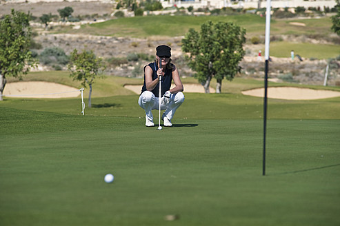 Zypern, Frau spielt Golf auf Golfplatz - GNF001216