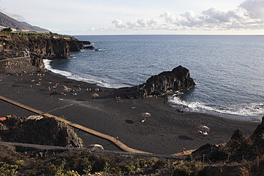 Spanien, La Palma, Menschen am Strand Charco Verde - SIEF002448