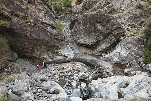 Spanien, La Palma, Frauen wandern in der Caldera de Taburiente - SIEF002453