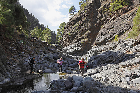 Spanien, La Palma, Wanderer beim Wandern im Nationalpark Caldera de Taburiente - SIEF002454