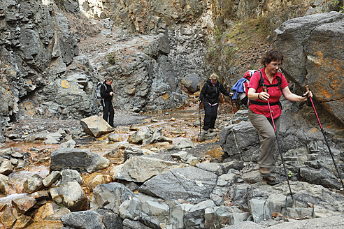 Spanien, La Palma, Frauen wandern im Nationalpark Caldera de Taburiente - SIEF002456