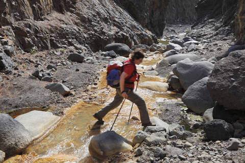 Spanien, La Palma, Frau beim Wandern im Nationalpark Caldera de Taburiente, lizenzfreies Stockfoto