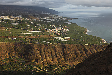 Spanien, La Palma, Blick auf Tazacorte und Barranco de Angustias - SIEF002467