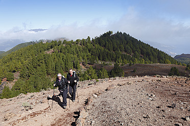 Spanien, La Palma, Wanderer auf der Ruta de los Volcanes - SIEF002492