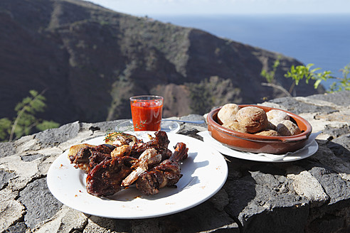 Spanien, Ziegenfleisch mit Kartoffeln, Nahaufnahme - SIEF002489