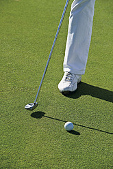 Zypern, Person beim Golfspielen auf dem Golfplatz - GNF001217