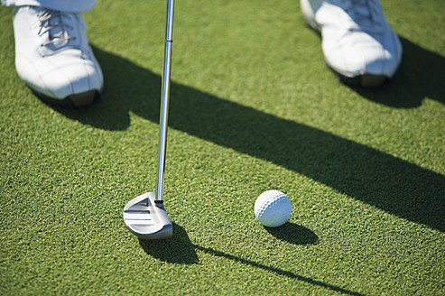 Zypern, Person beim Golfspielen auf dem Golfplatz - GNF001218