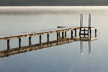 Germany, Bavaria, Footbridge at Lake Starnberg - SIEF002441