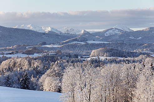 Deutschland, Bayern, Blick auf das Alpenvorland mit Mangfallgebirge im Hintergrund - SIEF002446