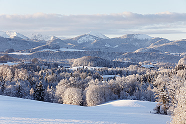 Deutschland, Bayern, Blick auf das Alpenvorland mit Mangfallgebirge im Hintergrund - SIEF002447