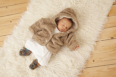 Newborn sleeping on sheepskin - RIMF000118