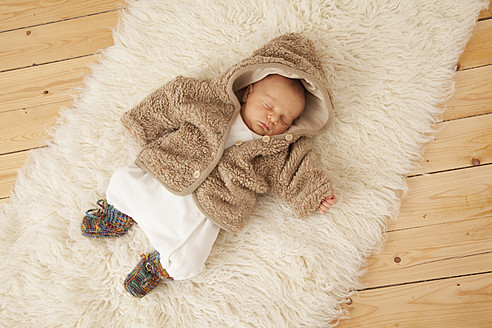 Neugeborenes schlafend auf Schafsfell - RIMF000118
