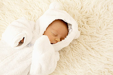Neugeborenes schlafend auf Schafsfell - RIMF000120