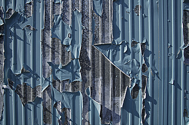 Europa, Deutschland, Bayern, München, Abblätternde blaue Farbe auf Container - TCF002248