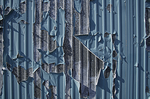 Europa, Deutschland, Bayern, München, Abblätternde blaue Farbe auf Container - TCF002248