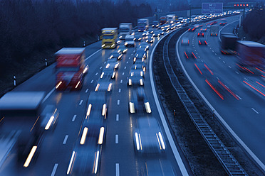 Europa, Deutschland, Bayern, München, Rush Hour am Abend auf der Autobahn - TCF002258