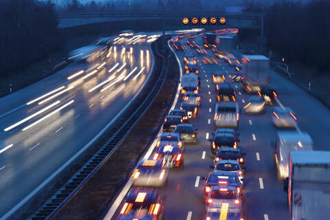 Europa, Deutschland, Bayern, München, Rush Hour am Abend auf der Autobahn, lizenzfreies Stockfoto