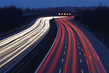 Europa, Deutschland, Bayern, München, Rush Hour am Abend auf der Autobahn - TCF002261