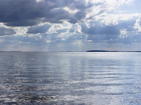 Deutschland, Blick auf bewölkten Himmel über der Ostsee bei der Insel Rügen, lizenzfreies Stockfoto