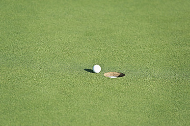 Zypern, Golfball nach Loch auf dem Golfplatz - GNF001209
