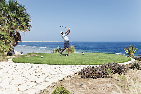 Ägypten, Mann spielt Golf auf Golfplatz - GNF001221