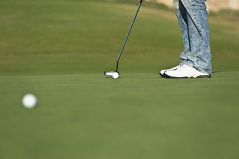 Zypern, Person beim Golfspielen auf dem Golfplatz - GNF001204