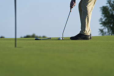 Zypern, Person beim Golfspielen auf dem Golfplatz - GNF001211