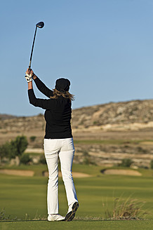 Zypern, Frau spielt Golf auf Golfplatz - GNF001224