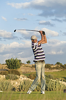 Zypern, Mann spielt Golf auf Golfplatz - GNF001212