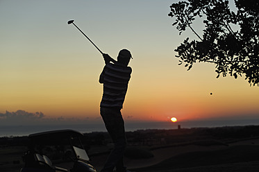 Zypern, Mann spielt Golf auf Golfplatz - GNF001213