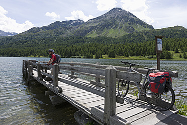 Schweiz, Älterer Mann steht auf Steg mit Silser See - DSF000392