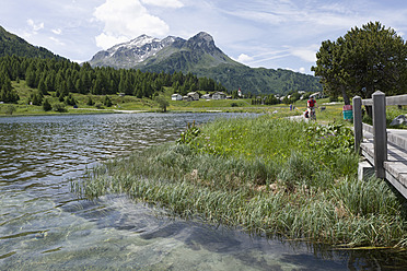 Schweiz, Älterer Mann beim Radfahren am Silsersee - DSF000393