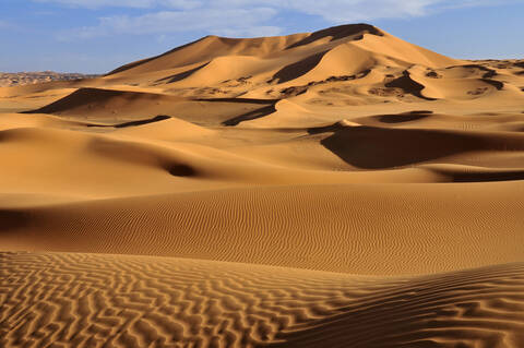 Algerien, Sahara, Blick auf Sanddünen, lizenzfreies Stockfoto
