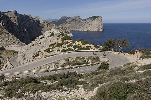 Spanien, Mallorca, Mann und Frau beim Radfahren auf der Straße am Cap de Formentor - DSF000412