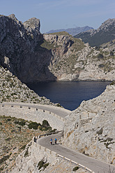 Spanien, Mallorca, Mann und Frau beim Radfahren auf der Straße am Cap de Formento - DSF000414