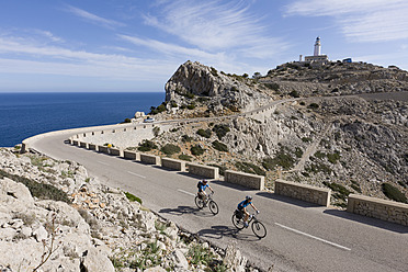 Spanien, Mallorca, Mann und Frau beim Radfahren auf der Straße am Cap de Formentor - DSF000415