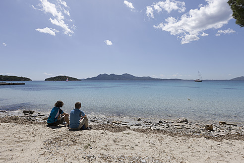 Spanien, Mallorca, Mann und Frau sitzen an der Bahia de Formentor - DSF000417