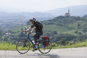 Slowenien, Maribor, Älterer Mann radelt durch Weinberg - DSF000427