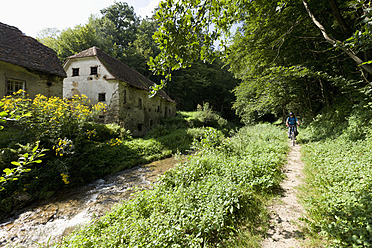 Österreich, Steiermark, Älterer Mann fährt Fahrrad - DSF000435