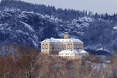 Österreich, Steiermark, Blick auf Schloss Trautenfels - SIEF002513